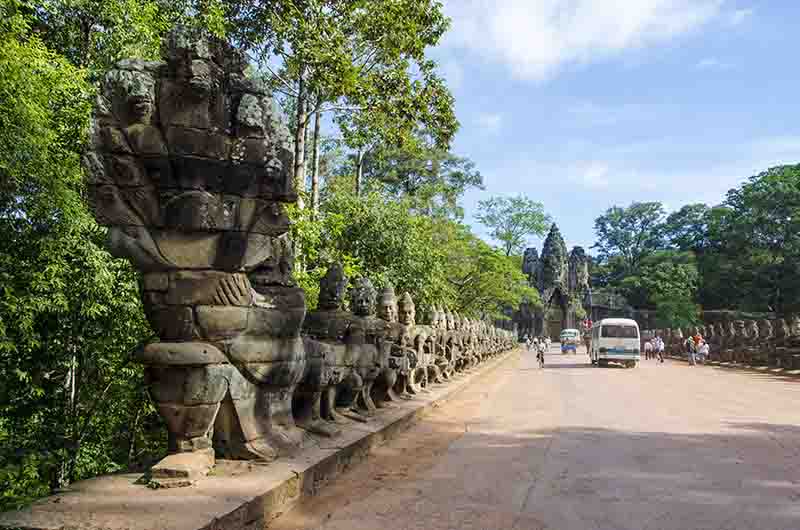 38 - Camboya - Angkor - ciudad de Angkor Thom - puerta sur - fila de dioses